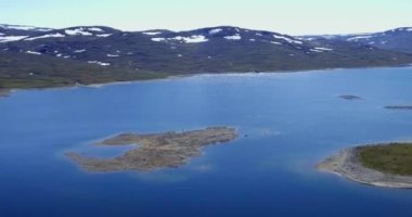 Yazın Guolasjavri Gölü, Birtavarre, Troms og Finnmark, Norveç havadan manzaralı göl manzarası.