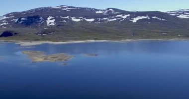 Yazın Guolasjavri Gölü, Birtavarre, Troms og Finnmark, Norveç havadan manzaralı göl manzarası.