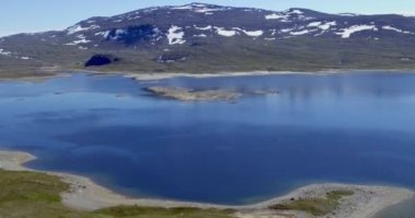 Yazın Guolasjavri Gölü, Birtavarre, Troms og Finnmark, Norveç havadan manzaralı göl manzarası.