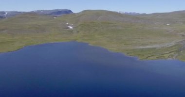 Yazın Guolasjavri Gölü, Birtavarre, Troms og Finnmark, Norveç havadan manzaralı göl manzarası.