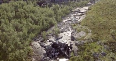 Yazın E8 Nordlysveien yolu üzerindeki Galggojohka nehrinin havadan görünüşü, Storfjord, Troms og Finnmark, Norveç. 