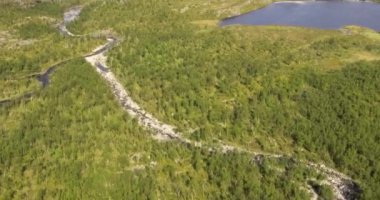 Yazın E8 Nordlysveien yolu üzerindeki Galggojohka nehrinin havadan görünüşü, Storfjord, Troms og Finnmark, Norveç. 