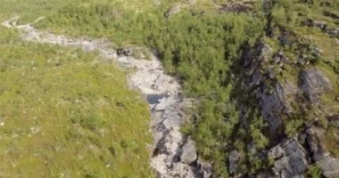 Yazın E8 Nordlysveien yolu üzerindeki Galggojohka nehrinin havadan görünüşü, Storfjord, Troms og Finnmark, Norveç. 