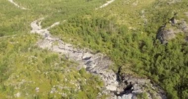 Yazın E8 Nordlysveien yolu üzerindeki Galggojohka nehrinin havadan görünüşü, Storfjord, Troms og Finnmark, Norveç. 