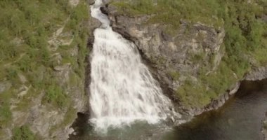 Yazın E8 Nordlysveien yolunda Rovijokfossen şelalesinin hava manzarası, Storfjord, Troms og Finnmark, Norveç.