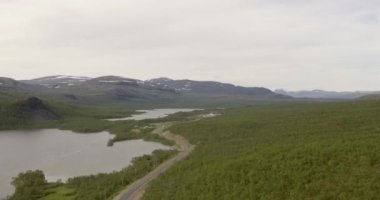 Yazın Kilpisjarvi, Lapland, Finlandiya ve Tromso, Norveç 'ten Finlandiya' ya giden Avrupa rotası E8 'deki hava manzarası.