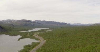 Yazın Kilpisjarvi, Lapland, Finlandiya ve Tromso, Norveç 'ten Finlandiya' ya giden Avrupa rotası E8 'deki hava manzarası.