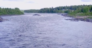 Matkakoski 'nin yazın Tornionjoki nehri, Vonkavaara, Lapland ve Finlandiya üzerindeki hava manzarası.