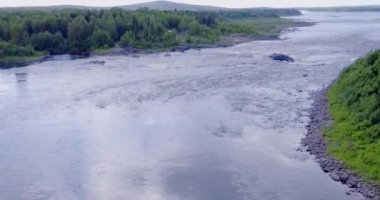 Matkakoski 'nin yazın Tornionjoki nehri, Vonkavaara, Lapland ve Finlandiya üzerindeki hava manzarası.