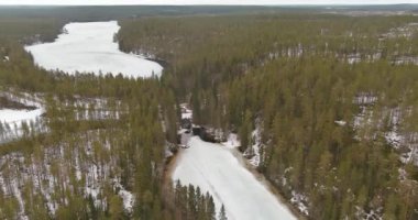 Hava manzaralı Julma-Olkky ve Ala-Olkky gölleri hala bulutlu bahar havasında donmuş durumda ve yerde hala kar var, Hossa Ulusal Parkı, Suomussalmi, Finlandiya.