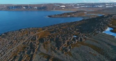 Sahil yolu 8100 'den Hamningberg' e kadar olan güneşli yaz havasında kayalık arazi, Varanger Yarımadası, Norveç.