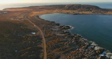 8100 numaralı sahil yolu ve güneşli yaz havasında Hamningberg kasabası, Varanger Yarımadası, Norveç.