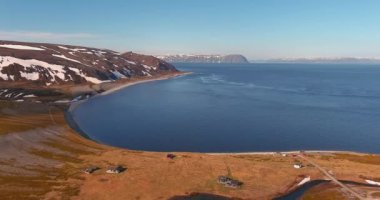 Barents Denizi kıyısındaki Store Molvik köyünün güneşli yaz havası, Varanger Yarımadası, Norveç.