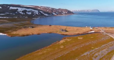 Barents Denizi kıyısındaki Store Molvik köyünün güneşli yaz havası, Varanger Yarımadası, Norveç.