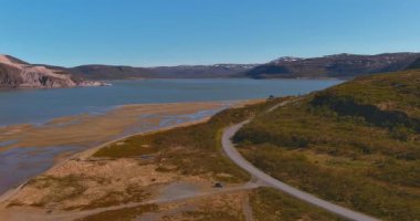 Güneşli yaz havasında 890 (Austertanaveien) yolu boyunca Leirpollnes 'de hava manzarası, Varanger Yarımadası, Norveç.