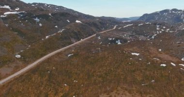 Norveç 'in güneşli bahar havasında Ganddajavri Gölü yakınlarında E6 (Bugoyfjordveien) yolunun hava manzarası.