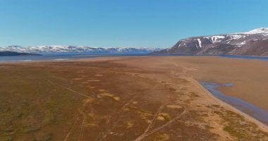 Güneşli yaz havasında 890 (Austertanaveien) yolu boyunca Leirpollnes 'de hava manzarası, Varanger Yarımadası, Norveç.