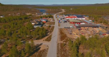 92. yol ve baharda Laponya, Finlandiya 'nın Naatamo köyünün havadan görünüşü.