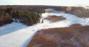 Zeminde kar bulunan güneşli kış manzarası Kopparnas, Finlandiya.