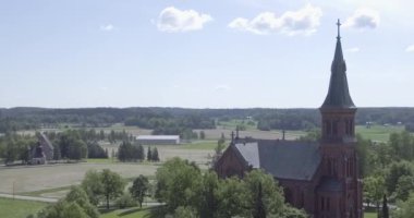 Yeni Kilise ya da Sipoo Kilisesi 'nin havadan görünüşü stil olarak yeni bir gotik kırmızı tuğla kilisesidir..