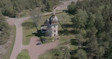 Yazın Vardo, Ahvenanmaa, Finlandiya 'daki eski Aziz Matthias kilisesinin hava manzarası.