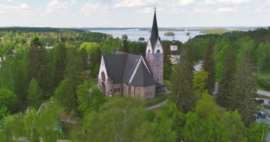 Granit Savitaipale Kilisesi 'nin bulutlu bahar havası, Savitaipale, Finlandiya.