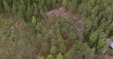 Baharda eski tarihi Pyterlahden granit ocağının havadan görünüşü, Virolahti, Finlandiya.