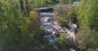 İlkbaharda Joutsenkoski un değirmeninin ve nehirlerin havadan görünüşü, Hujakkala, Finlandiya.
