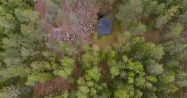 Baharda eski tarihi Pyterlahden granit ocağının havadan görünüşü, Virolahti, Finlandiya.