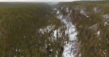 Korouoma Doğa Koruma Vadisi 'nin hava manzarası bulutlu bahar havasında, yerde kar varken, Posio, Lapland, Finlandiya.