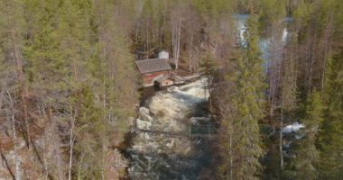 İlkbaharda Kitkajoki nehri, Oulanka Ulusal Parkı, Kuusamo, Finlandiya 'da Myllykoski eski değirmeni ve Myllykoski nehirlerinin havadan görünüşü.