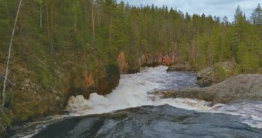 Kiutakongas nehrinin bulutlu bahar havasında Oulankajoki nehri üzerindeki hava manzarası, Oulanka Ulusal Parkı, Kuusamo, Finlandiya.