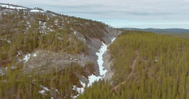 Pyhatunturi 'deki Aittakuru geçidinin hava manzarası bulutlu bahar havasında, Pelkosenniemi, Lapland, Finlandiya.