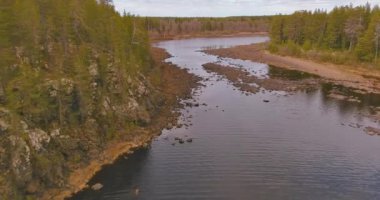 Porttikoski 'nin bulutlu bahar havasında Kitinen nehri üzerindeki hava manzarası, Laponya, Sodankyla, Finlandiya.