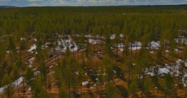 Kuusamo, Finlandiya 'da ilkbaharda Vanttajan Kalesi' ndeki 2. Dünya Savaşı savunma hattının havadan görüntüsü.
