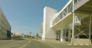 Tallinn, Estonya - 6.26.2023: Tallinn 'deki Tuukri yolunda yol boyunca binalar bulunan arabaların POV manzarası.