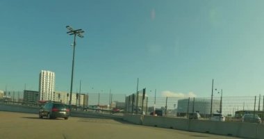 Helsinki, Finlandiya - 6.26.2023: Yazın Helsinki limanında araba feribotuna çarpan araç görüntüsü.