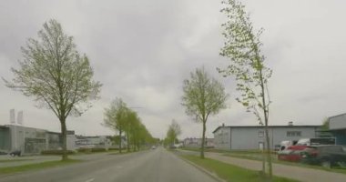 Lappeenranta, Finlandiya - 5.26.2023: Bulutlu bahar havasında Myllymaenkatu caddesinde POV sürücüsü. 