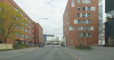 Pukinmaki, Helsinki, Finlandiya - 5.6.2023: Eskolantie yolunda hava bulutlu iken POV. 