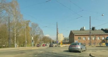 Toukola, Helsinki, Finlandiya 4.24.2023: Hameentie yolunda güneşli bahar havasında POV sürücüsü.