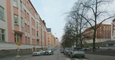 Toolo, Helsinki, Finlandiya 3.21.2023: İlkbaharda Nervanderinkatu Caddesi 'nde POV sürücüsü.