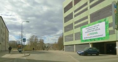 Viikki, Helsinki, Finlandiya 4.21.2023: Prisma Viikki (alışveriş merkezi) otoparkına araba sürerken POV görünümü.