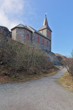 Rusya sınırı yakınlarındaki güneşli bahar havasında Kong Oscar Şapeli (capel), Grense Jakobselv, Norveç.