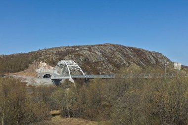 Norveç 'in güneşli bahar havasında Elfler' deki E105 yolu üzerindeki köprü manzarası.