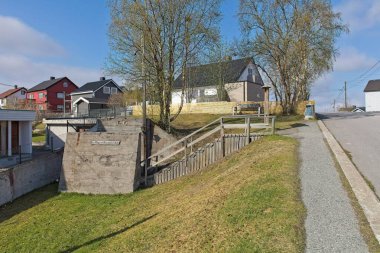 1941 yılında inşa edilen Kirkenes 'in en büyük sığınağı olan Andersgrotta' ya giriş tarihi bir dönüm noktasıdır: Kirkenes, Norveç.