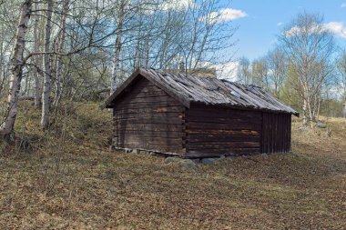 Baharda Bjorklund çiftlik müzesindeki eski ahşap bina, gökyüzünde bulutlar, Svanvik, Norveç.