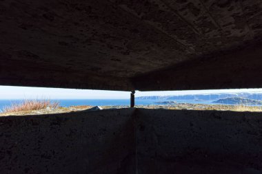 Veidnes 'teki eski 2. Dünya Savaşı sığınaklarından yaz aylarında açık mavi gökyüzü havası, Kongsfjord, Norveç.