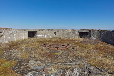 Veidnes 'deki eski 2. Dünya Savaşı topçu bataryalarının görüntüsü açık mavi gökyüzü havası, Kongsfjord, Norveç.