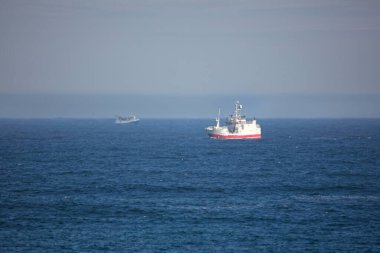 Açık bir yaz gününde Barents Denizi 'nde balıkçı gemileri, Norveç. 