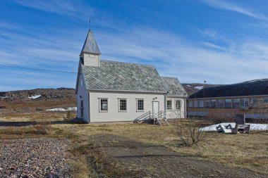 Syltefjord Şapeli 'nin yazın gökyüzünde bulutlar, Syltefjorden, Norveç.